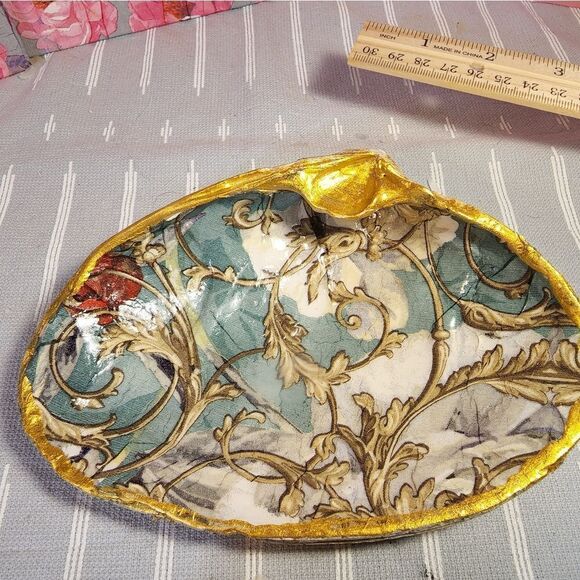 DECOUPAGE CLAM SHELL DECOUPAGE GOLD IVY ON A CLAM SHELL TRINKET DISH - Picture 4 of 10
